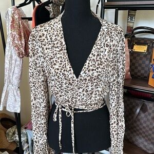 🟢Nwt brown leopard print crossover blouse brand Mabel